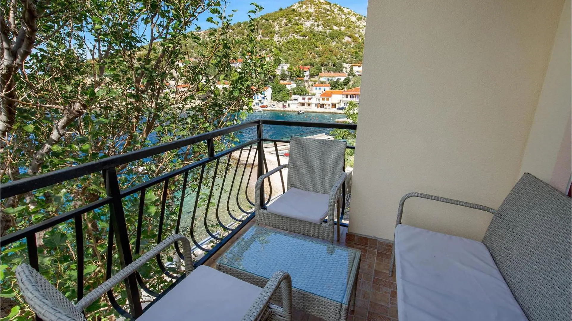 Beautiful Apartment In Starigrad With Wifi